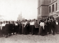 Groupe de normaliennes sur l’esplanade de l’école normale de la Place de l’Ours à Lausanne 