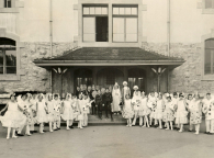 Représentation théâtrale scolaire, classe primaire, école Pestalozzi, Yverdon, 1933.